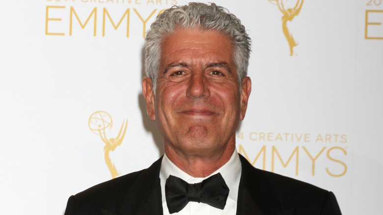 Anthony Bourdain smirking at the Emmys