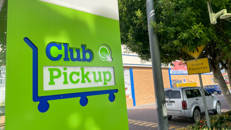 Club Pickup sign in Sam's Club parking lot.