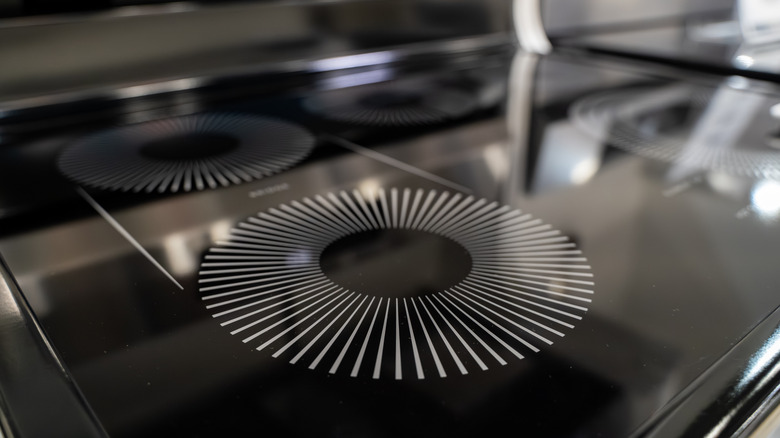 Patterns indicating hot zone on induction stovetop