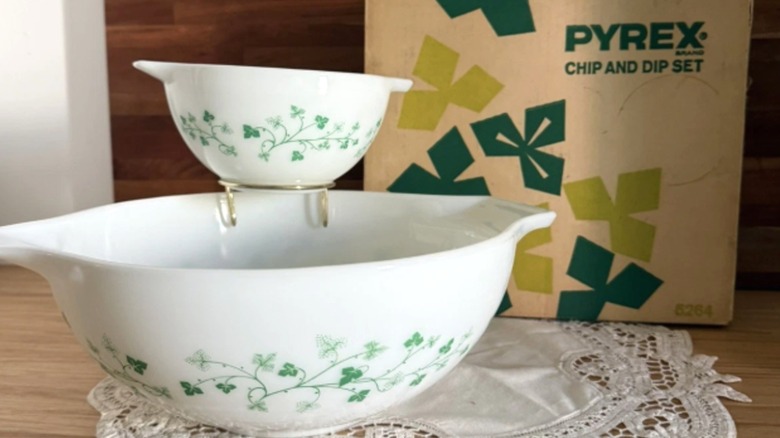 Green ivy Pyrex chip and dip set with box behind it