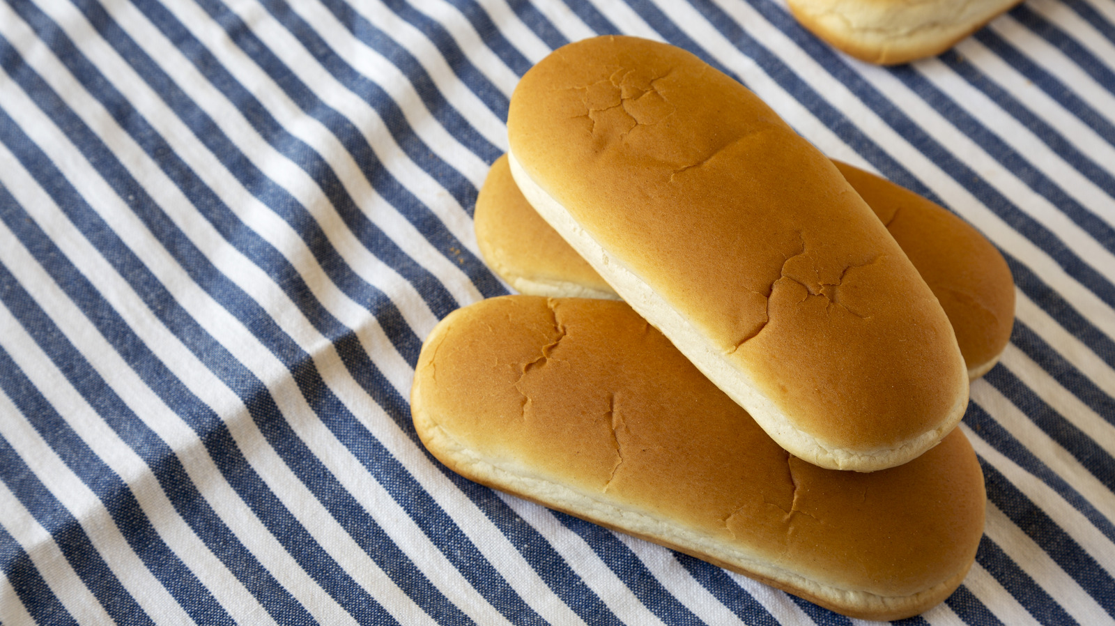 5 Healthiest Hot Dogs Buns - And 5 You Should Think Twice About