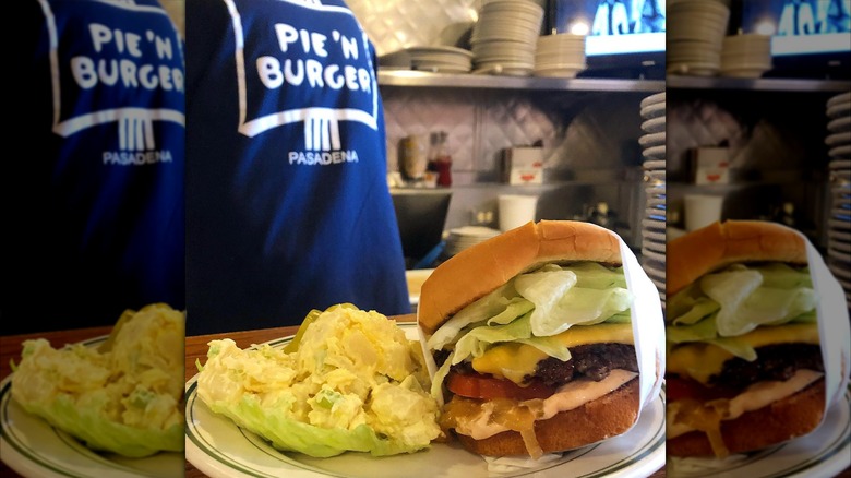 Pie 'N Burger staffer holding tray with burger