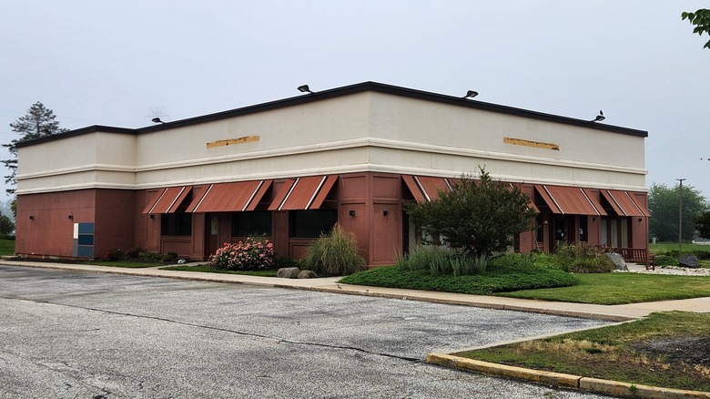 Exterior of abandoned Bertucci's restaurant