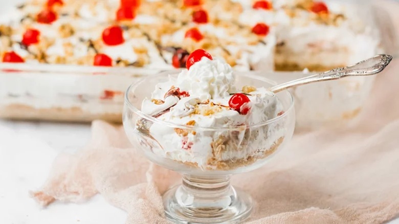 banana split dessert cake
