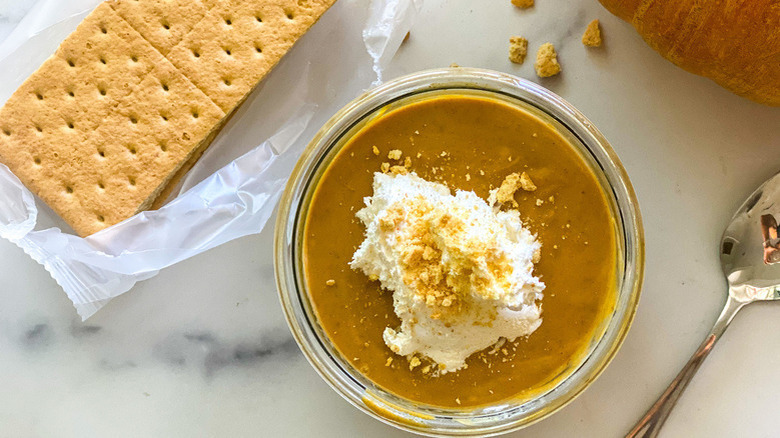 Pumpkin pudding with graham crackers