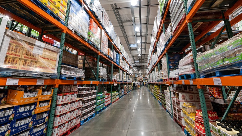 one food aisle at a Costco