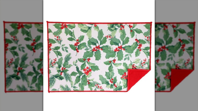 Drying mat with holly design