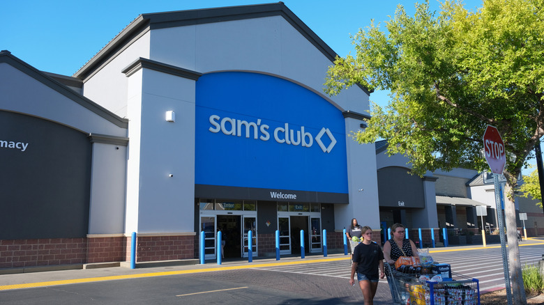 A brick wall with the Sam's Club sign on the outside of the Sam's Club building
