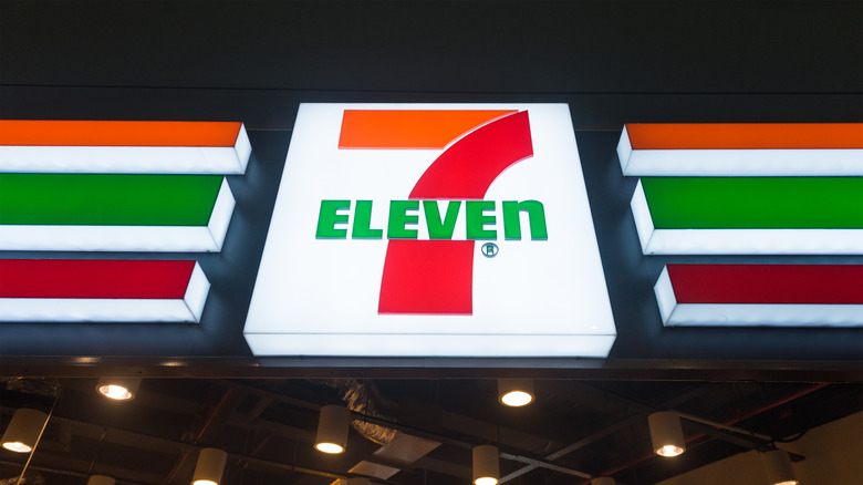 7-11 store sign