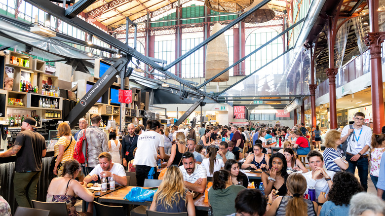 Busy and crowded restaurant