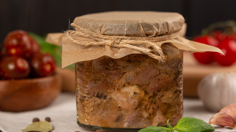 Canned meat with lid