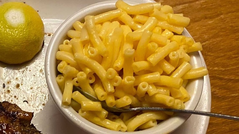 Kraft macaroni at Texas Roadhouse in a white bowl