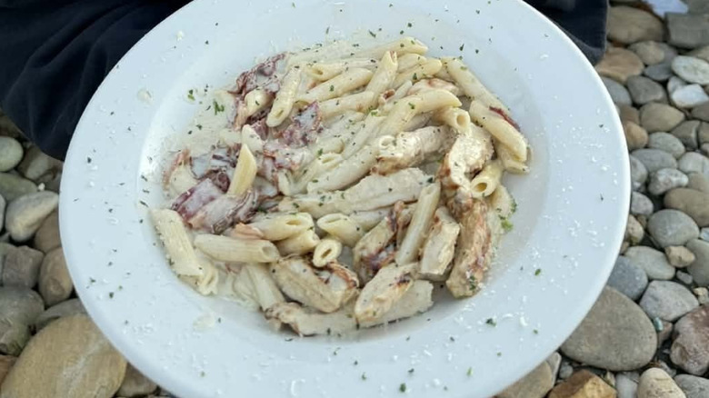 Texas roadhouse Sierra chicken pasta in a white bowl
