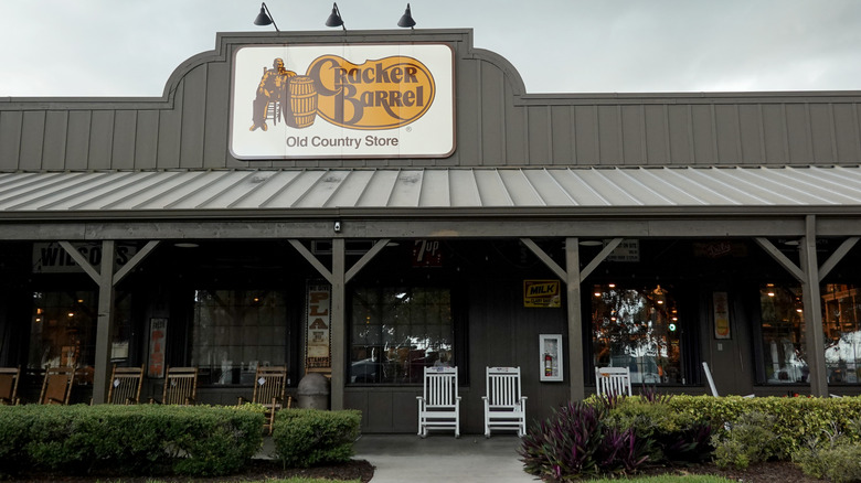 Front of a Cracker Barrel restaurant in Florida