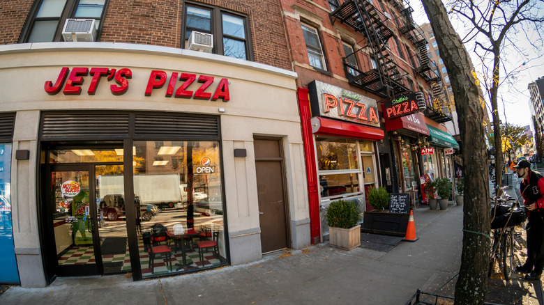 Jet's Pizza shop exterior