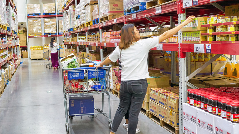 shopper in Sam's Club