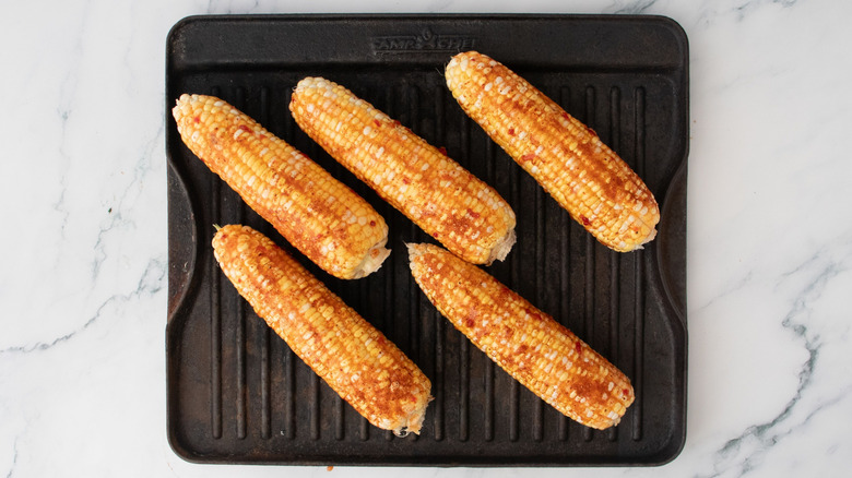 Seasoned corn on the cob on grill pan