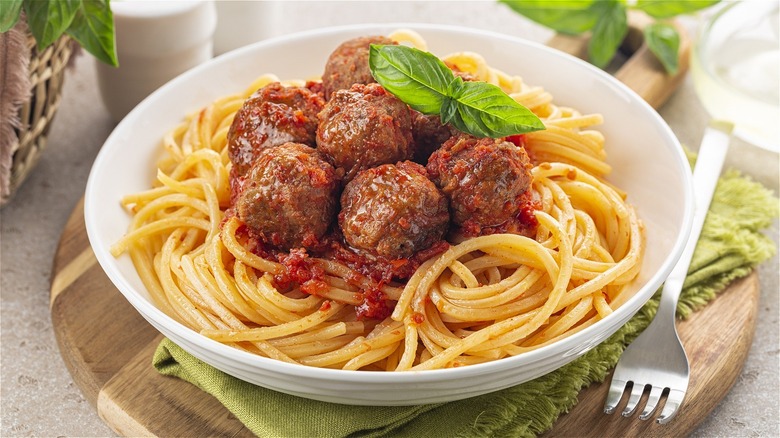 plate of spaghetti with meatballs