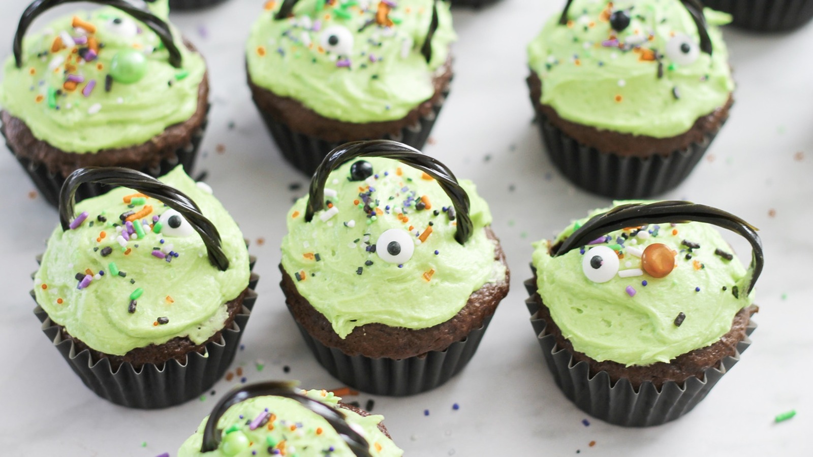 Add A Witchy Vibe To Your Halloween Cupcakes With Cauldron Handles