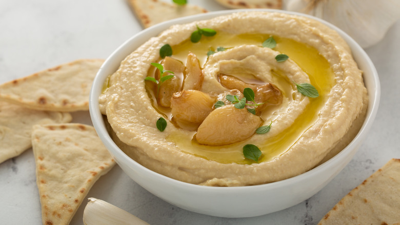 smooth hummus with pita chips