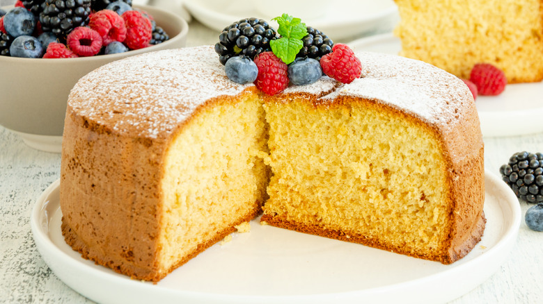 Vanilla cake with berries