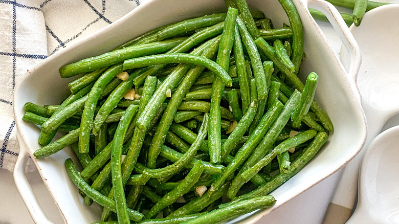 air fryer green beans in dish 