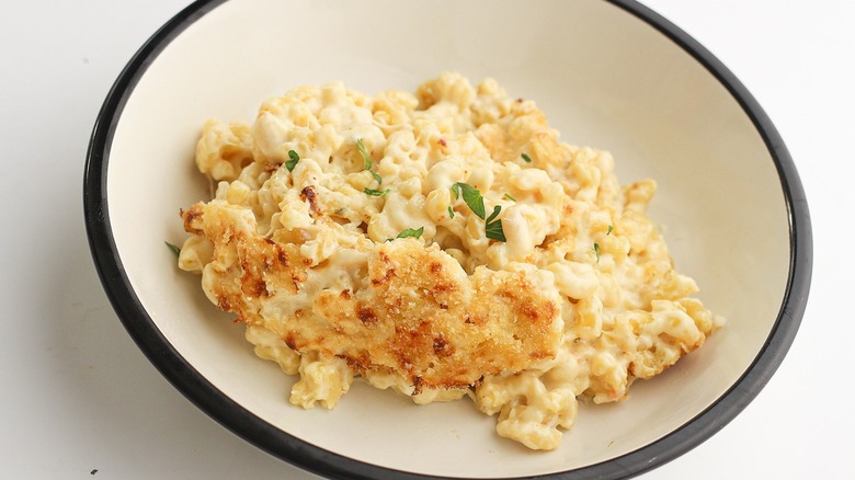 macaroni and cheese in bowl