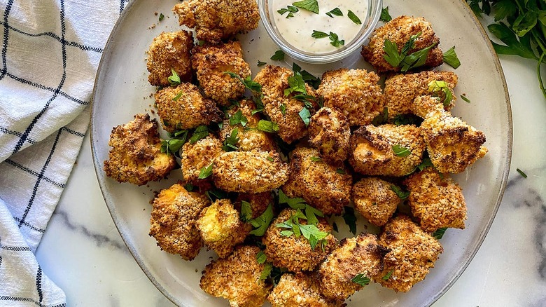 tofu nuggets with dipping sauce