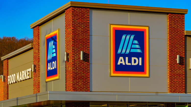 Exterior of an Aldi grocery store