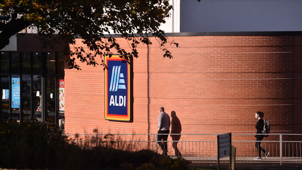 two people going into an aldi store