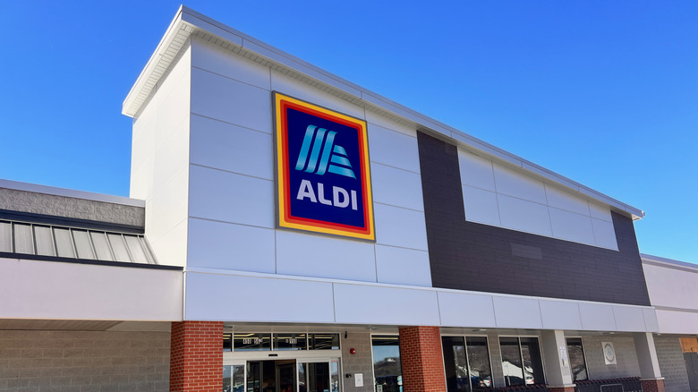 The outside of an Aldi store.
