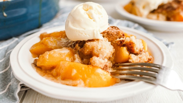 peach cobbler a la mode vanilla ice cream