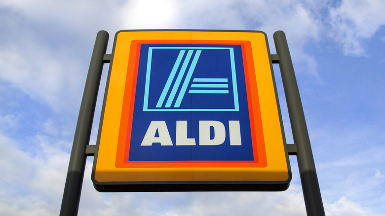 Aldi grocery store sign