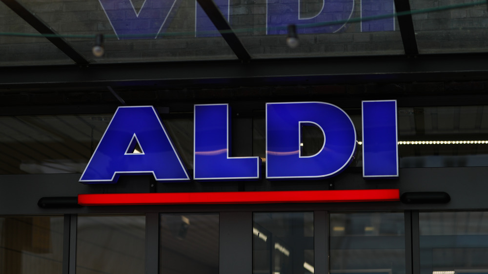Aldi sign reflection
