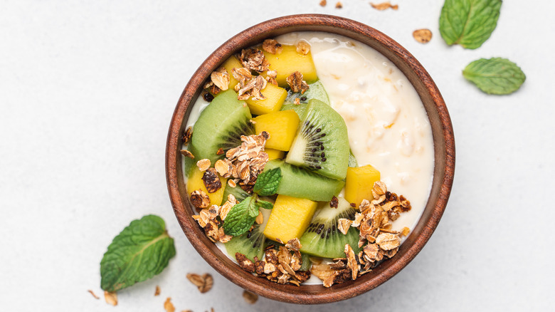 yogurt with granola an fruit