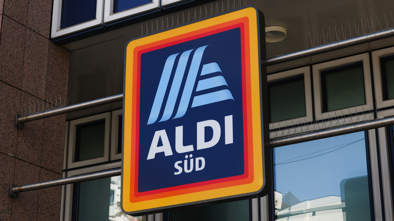 Aldi storefront sign