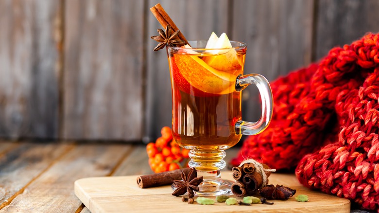 Mulled wine garnished with apples