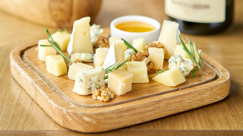 Cheese tasting plate