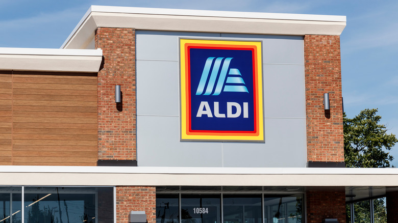 Exterior Aldi storefront