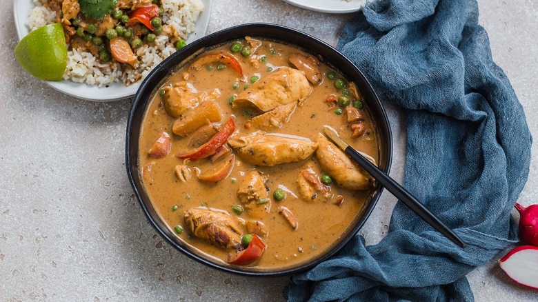 chicken stir fry in bowl