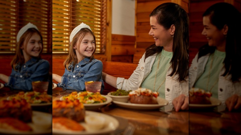 A mother and young daughter at Texas Roadhouse