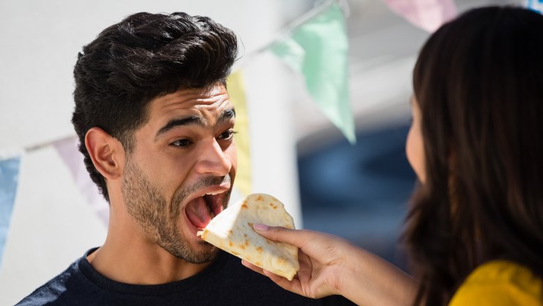 couple eating tacos