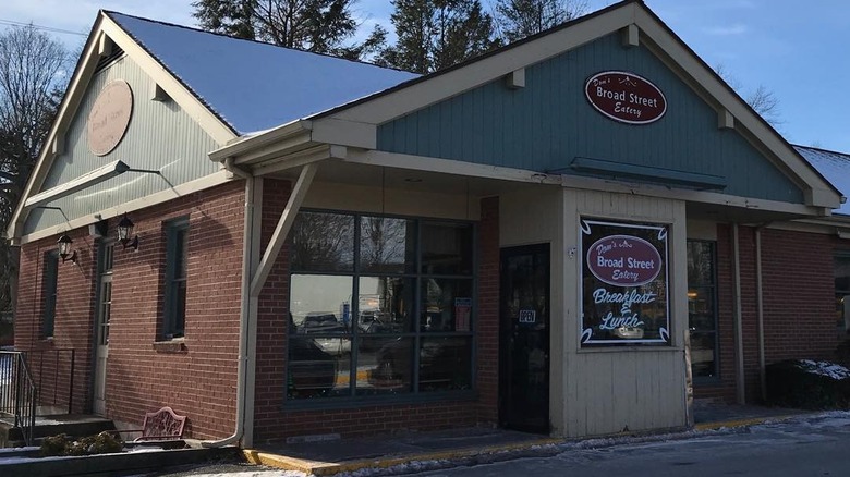 exterior Dom's broad Street Eatery