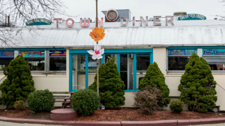 Exterior Deluxe Town Diner