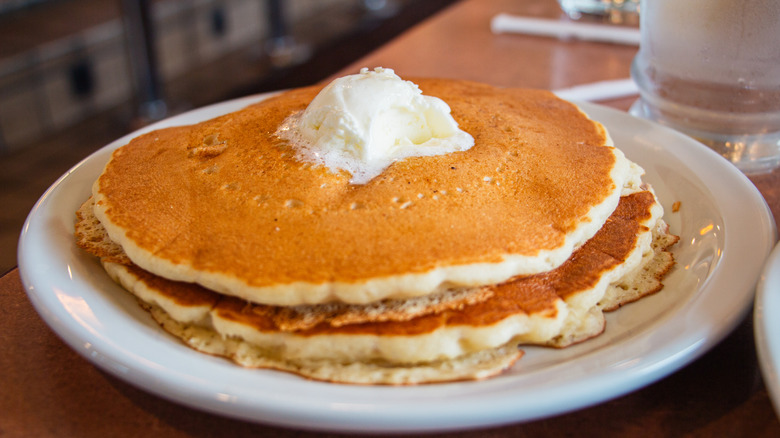a plate of pancakes