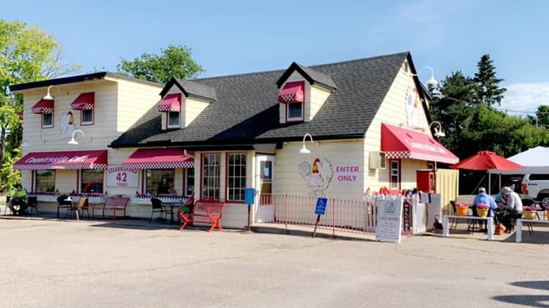 exterior Peg's Countryside Cafe