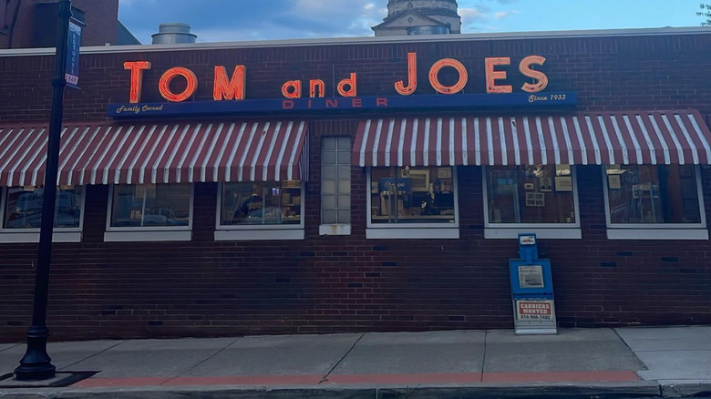 Exterior Tom & & Joe's Restaurant