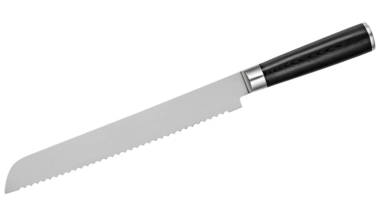 Knife with serrated blade