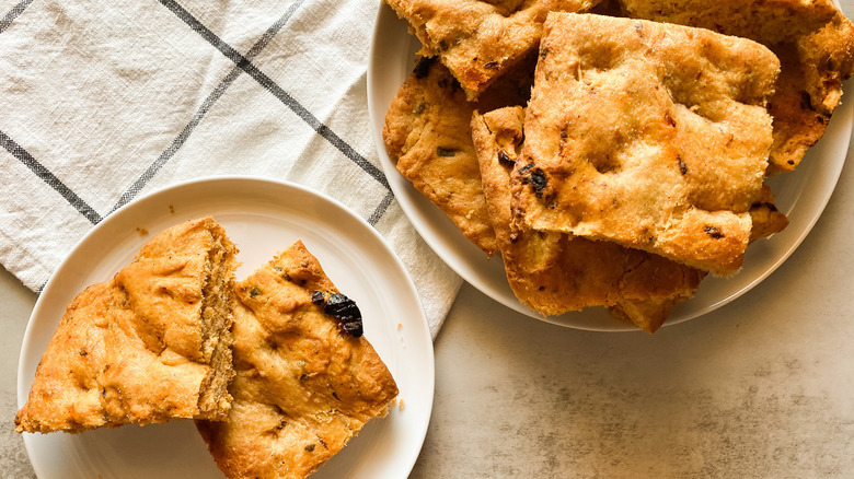 focaccia on plate