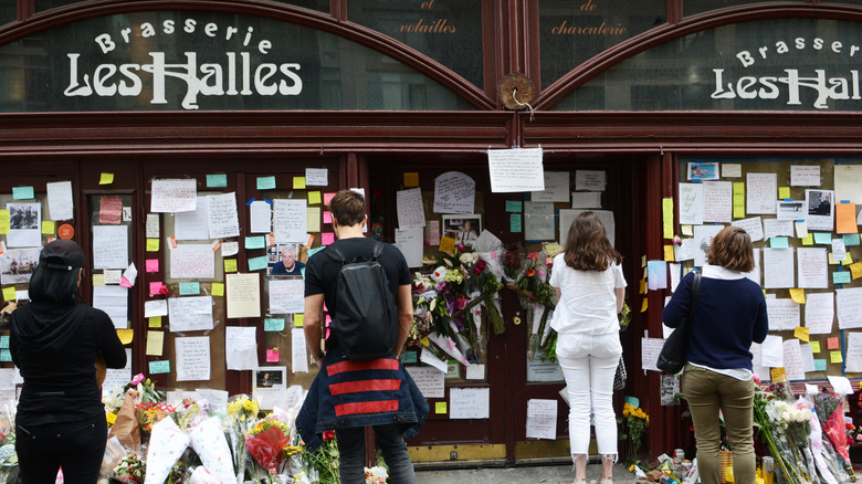 Mourners at Les Halles pay tribute to Anthony Bourdain after his death